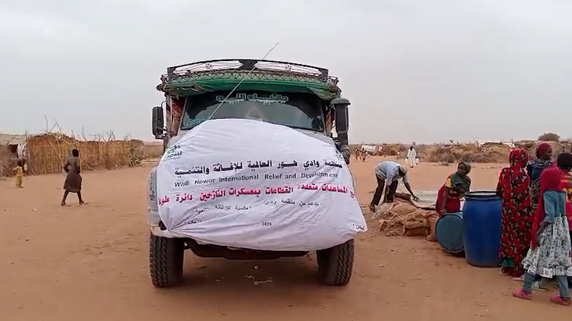 صهريج واحد لسقيا 700 ألف نازح.. العطش يفتك بالناس في دارفور