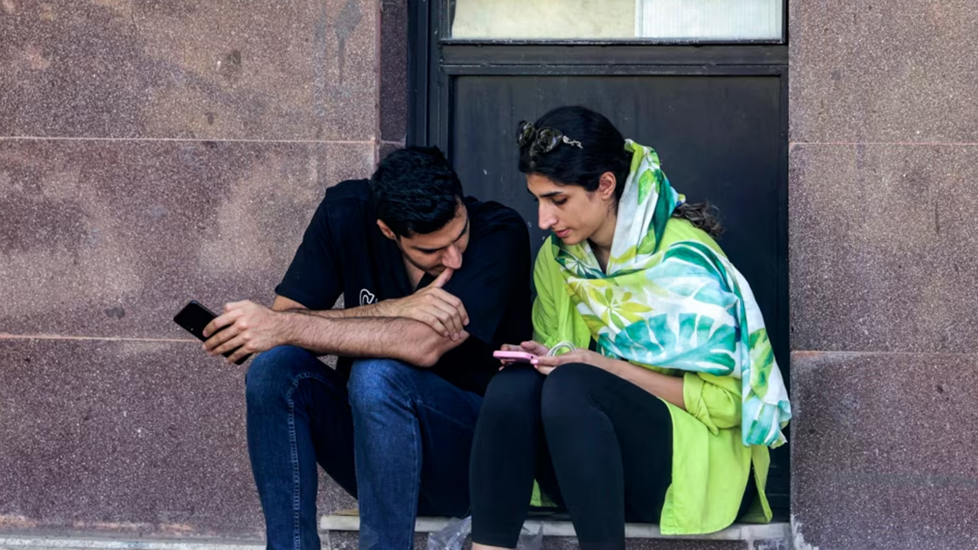 عودة ثم حجب.. من يملك قرار تشغيل الإنترنت الدولي بإيران؟
