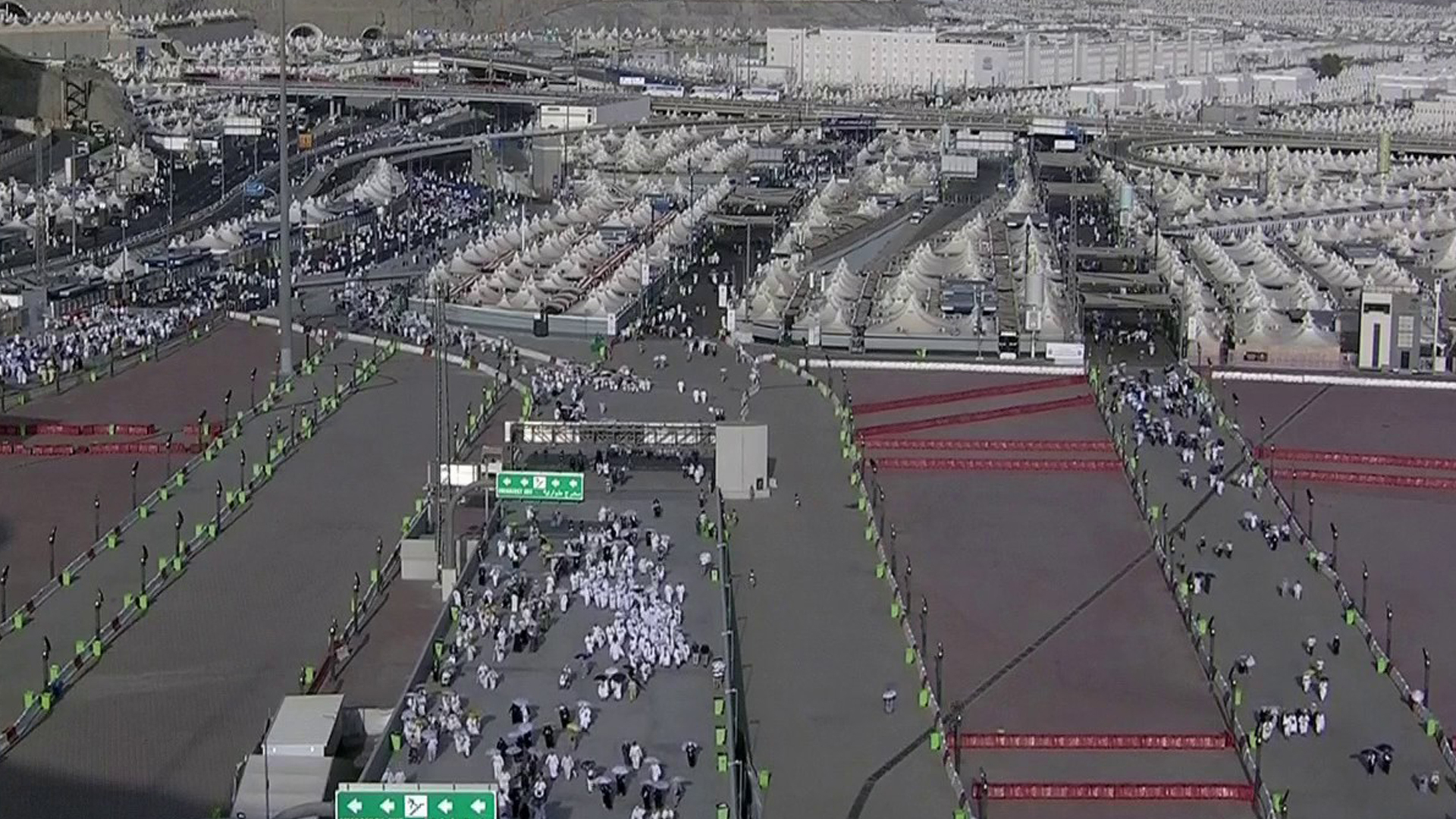 حجاج بيت الله الحرام يؤدون طواف الإفاضة