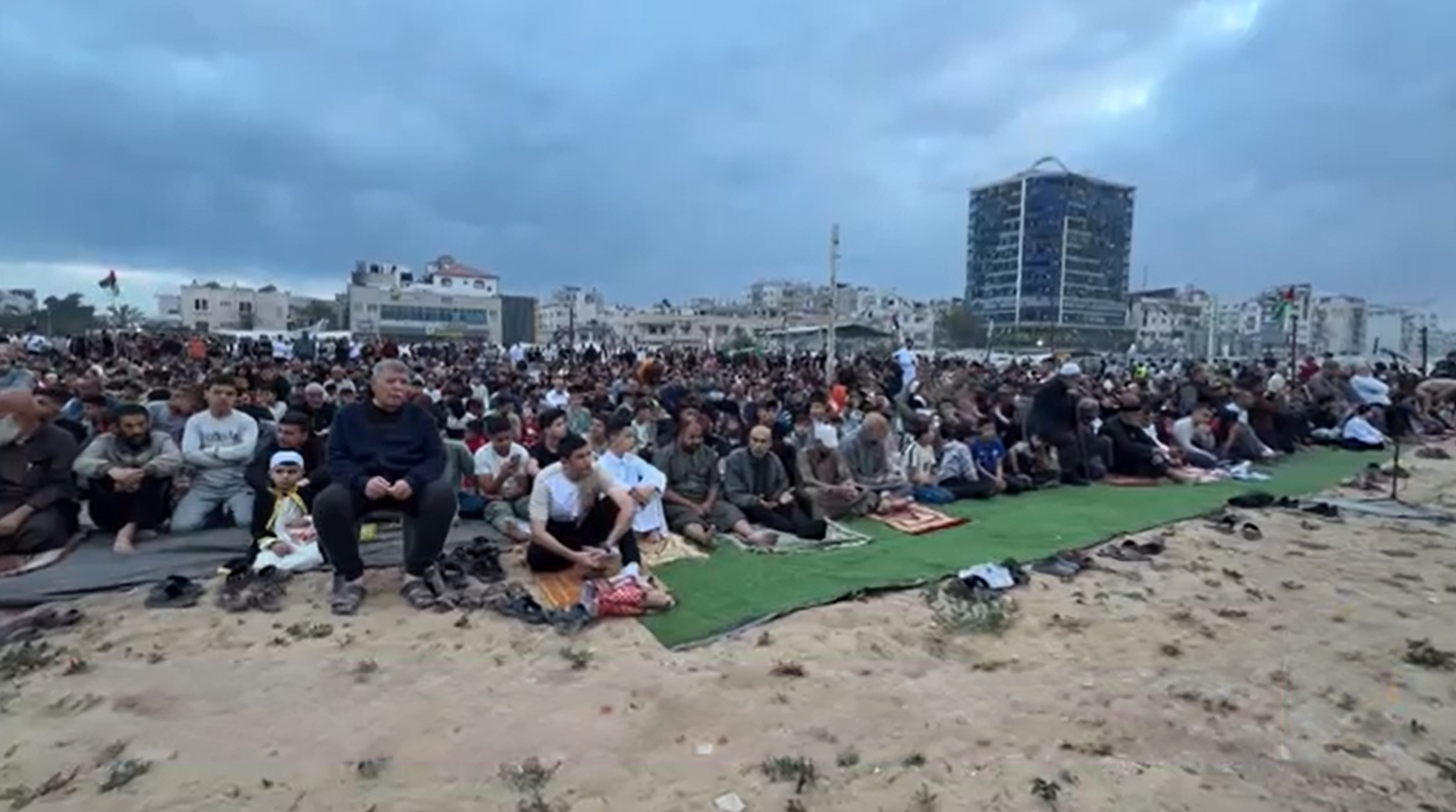 مشهد عيد الأضحى بغزة.. من الصلاة بساحة السرايا إلى موكب التشييع