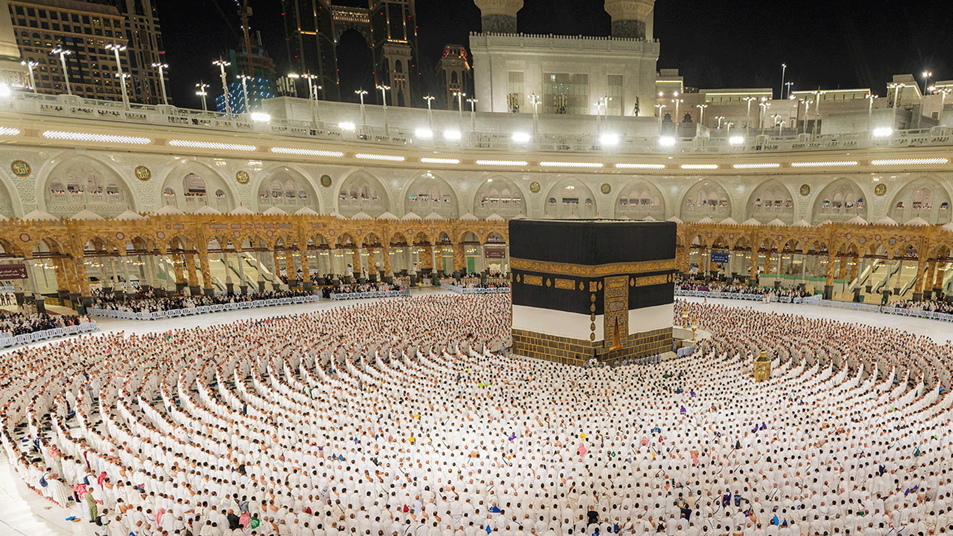 حجاج بيت الله الحرام يواصلون مناسكهم في أول أيام التشريق