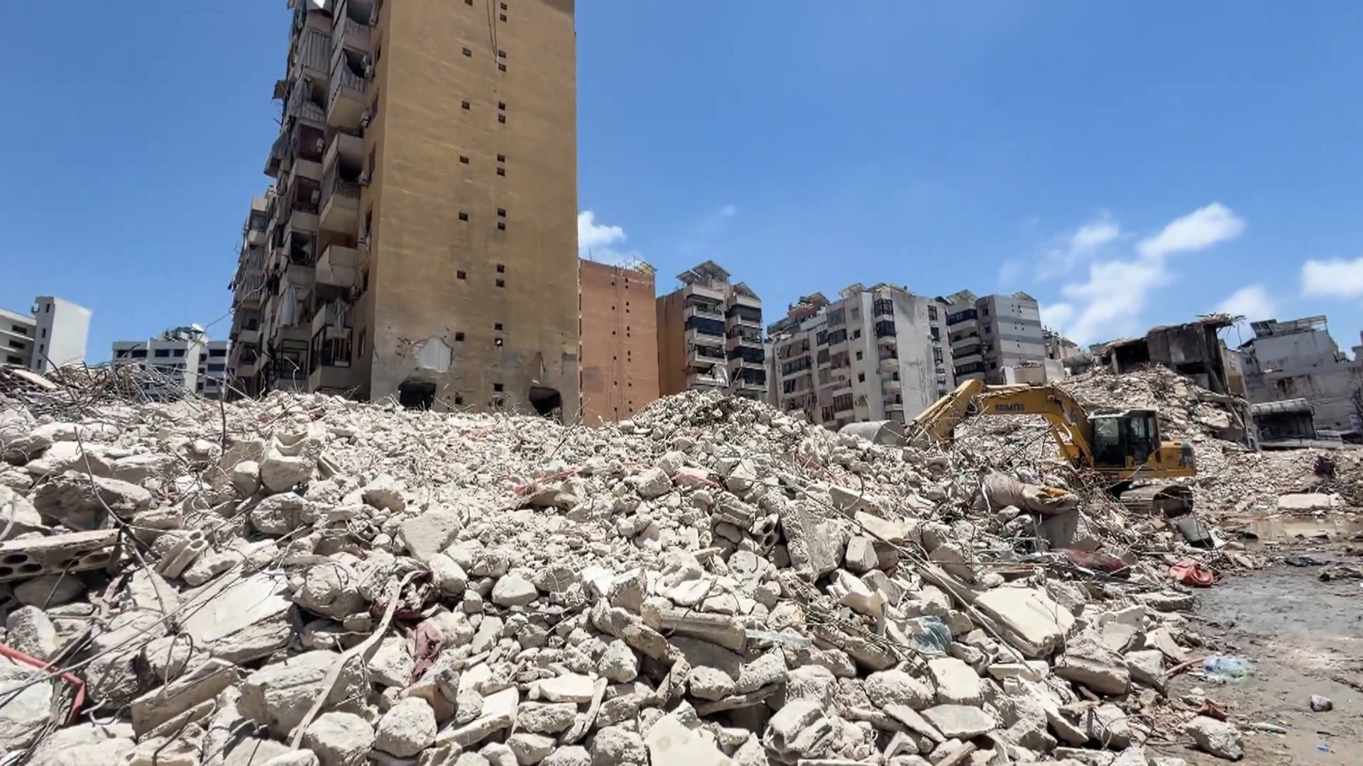 إسرائيل تدمر آلاف المنازل بلبنان وعائلات تنتظر إعادة الإعمار