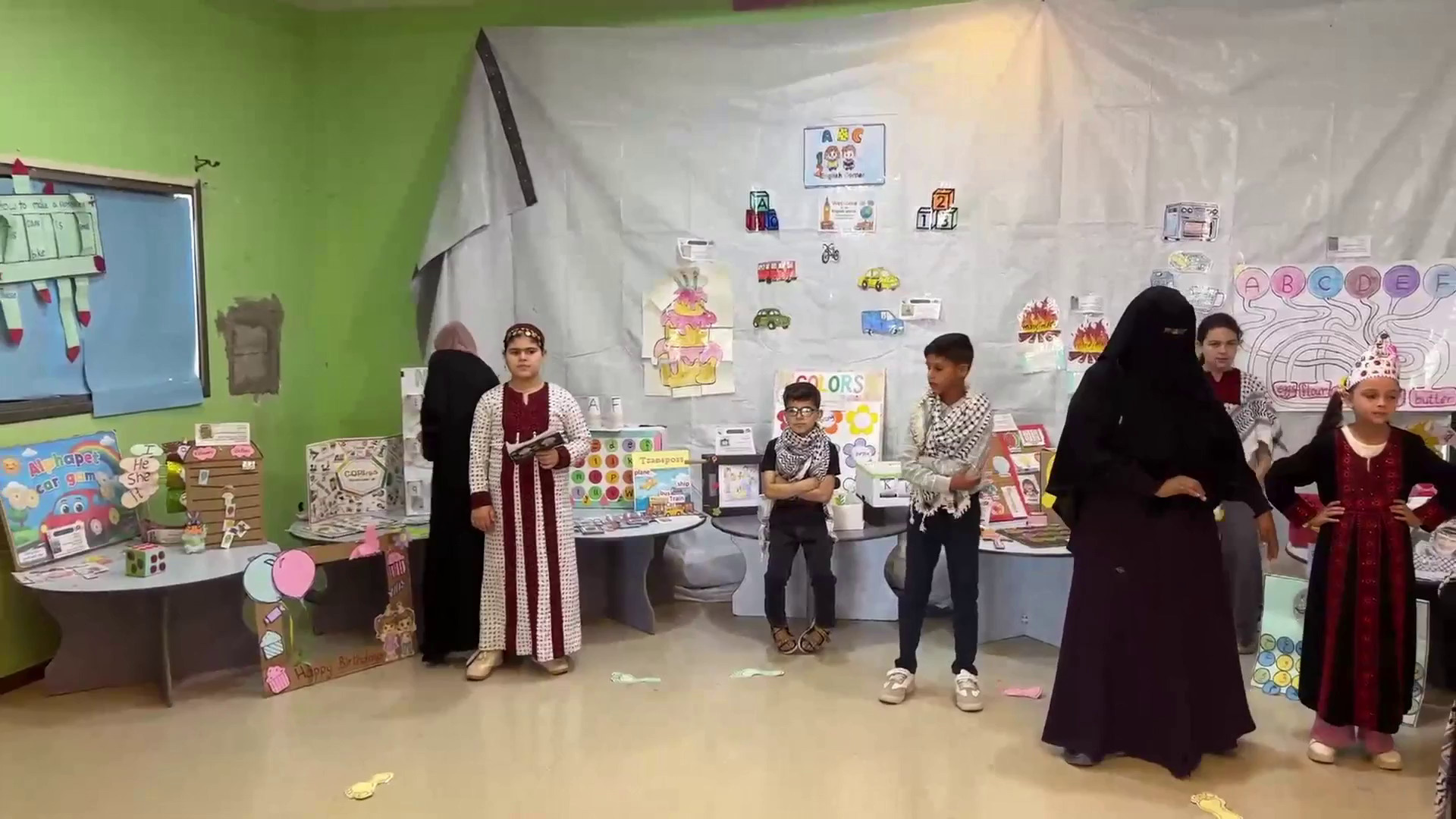 الأنامل الذهبية.. حين يتحدى "ماريو" والمنظار العجيب حصار التعليم بغزة
