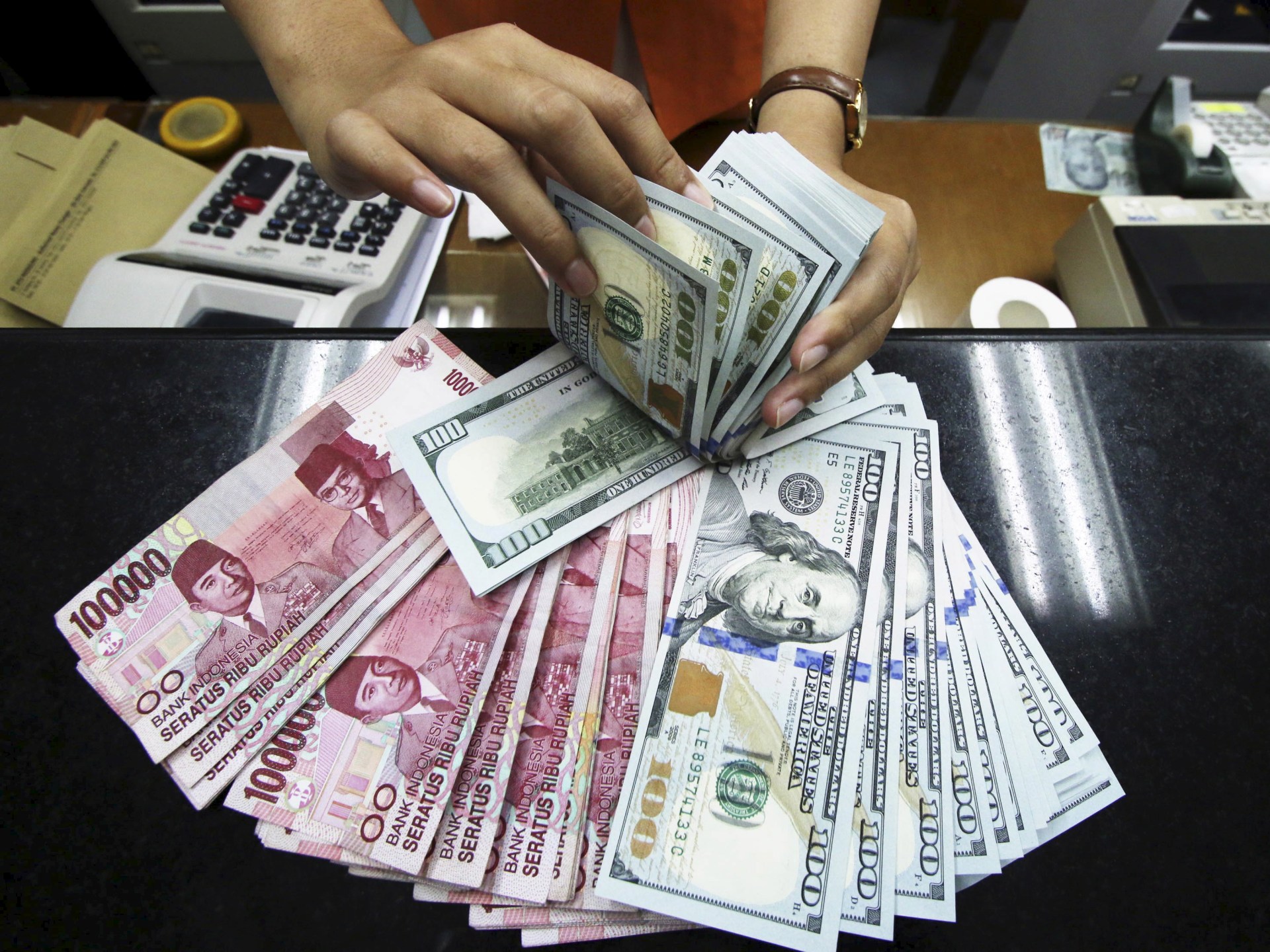 إندونيسيا تتخلى تدريجيا عن الدولار في التعاملات مع جيرانها