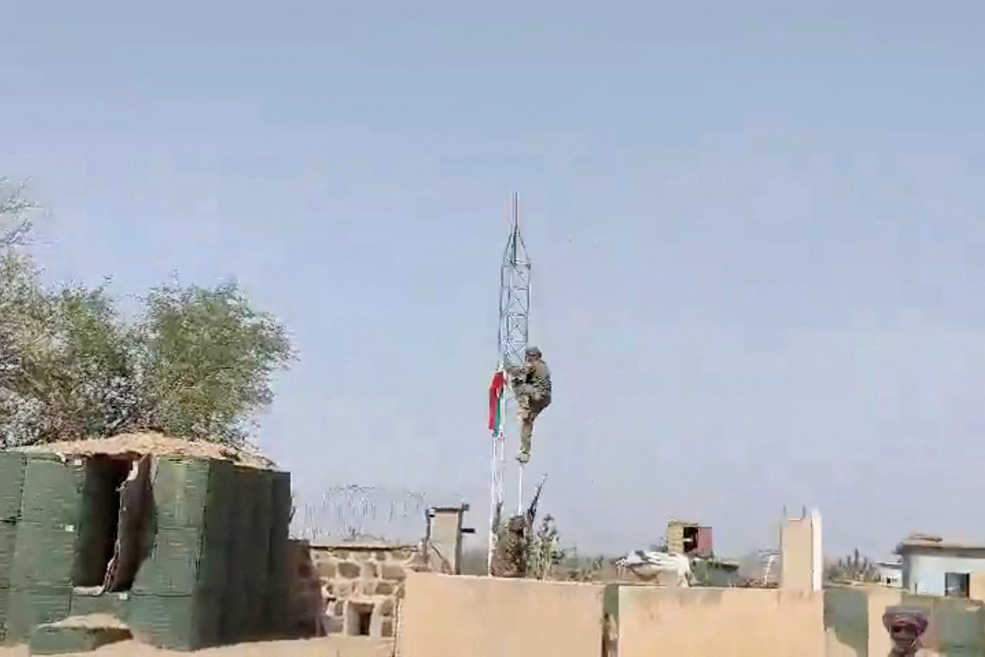 حركات مسلحة تقيم نقاط تفتيش حول عاصمة مالي وتسيطر على مواقع بالشمال