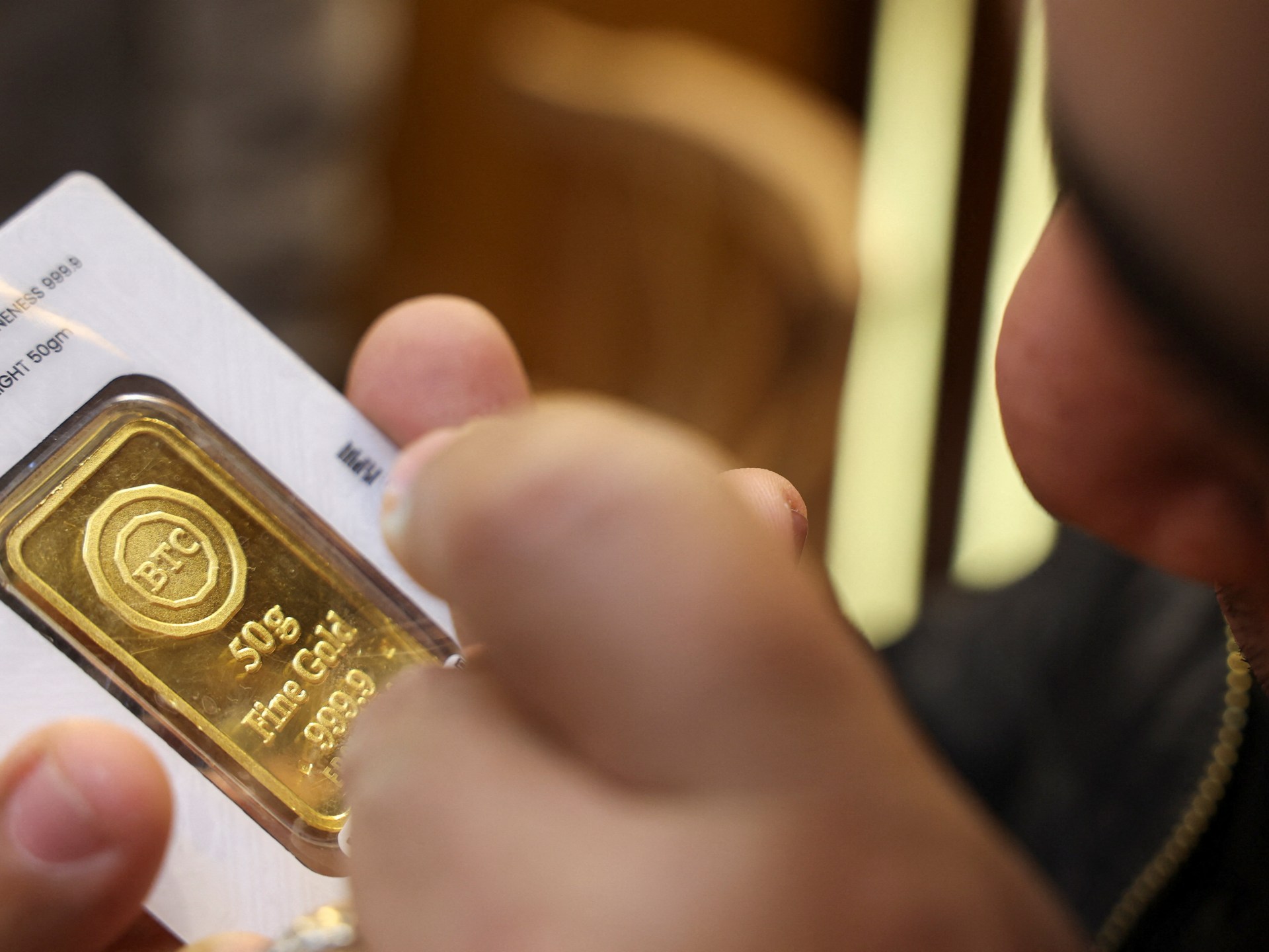 الذهب يتراجع بفعل صعود الدولار والنفط يصعد جراء الضبابية بشأن الحرب