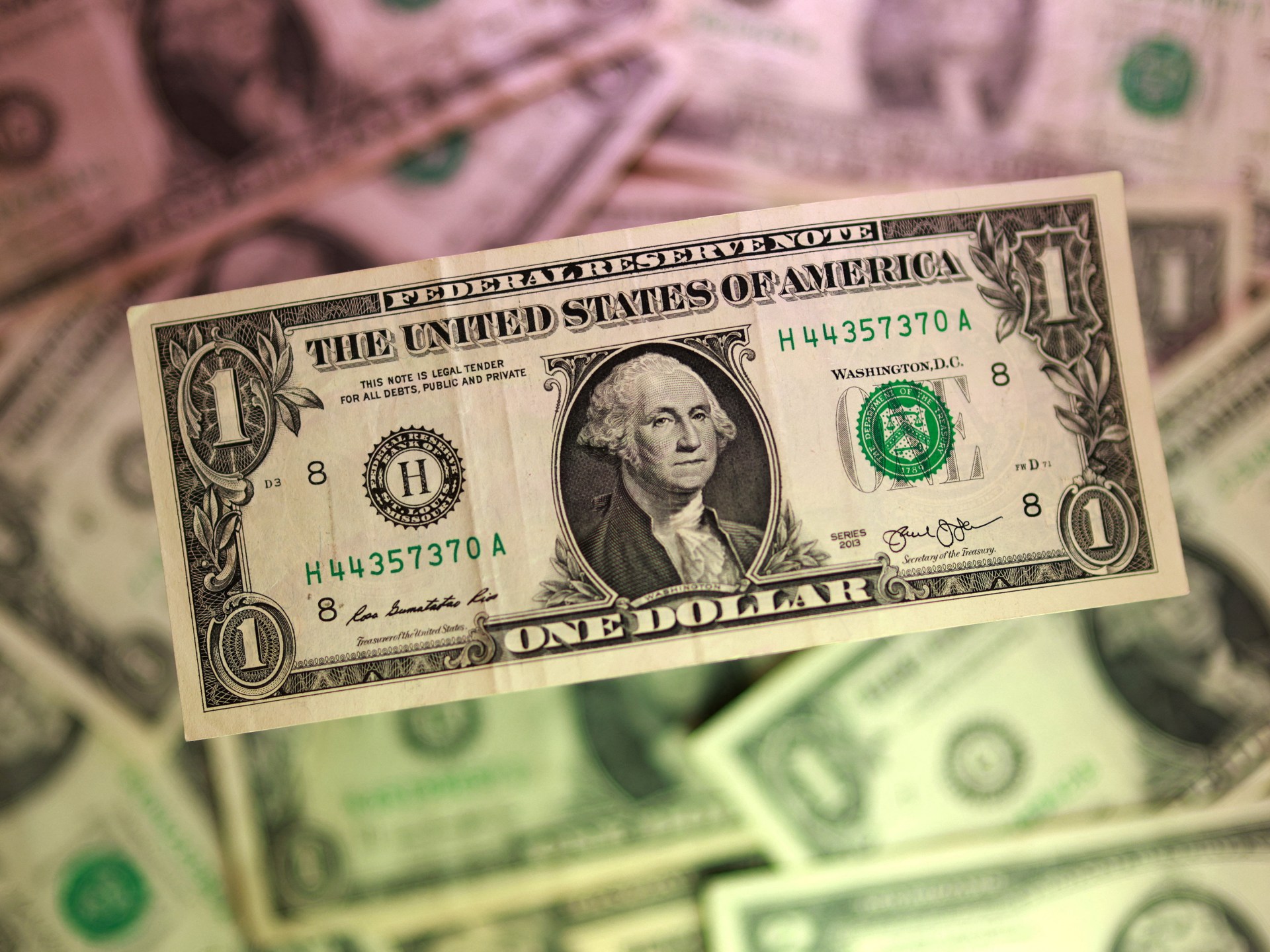 السعودية والإمارات تخفضان حيازاتهما من السندات الأمريكية بنحو 17 مليار دولار