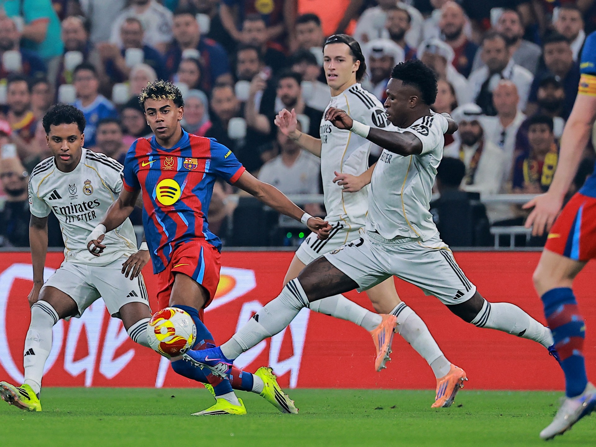 مباراة برشلونة ضد ريال مدريد في "كلاسيكو" الدوري الإسباني: الموعد والقنوات الناقلة وموقف الفريقين