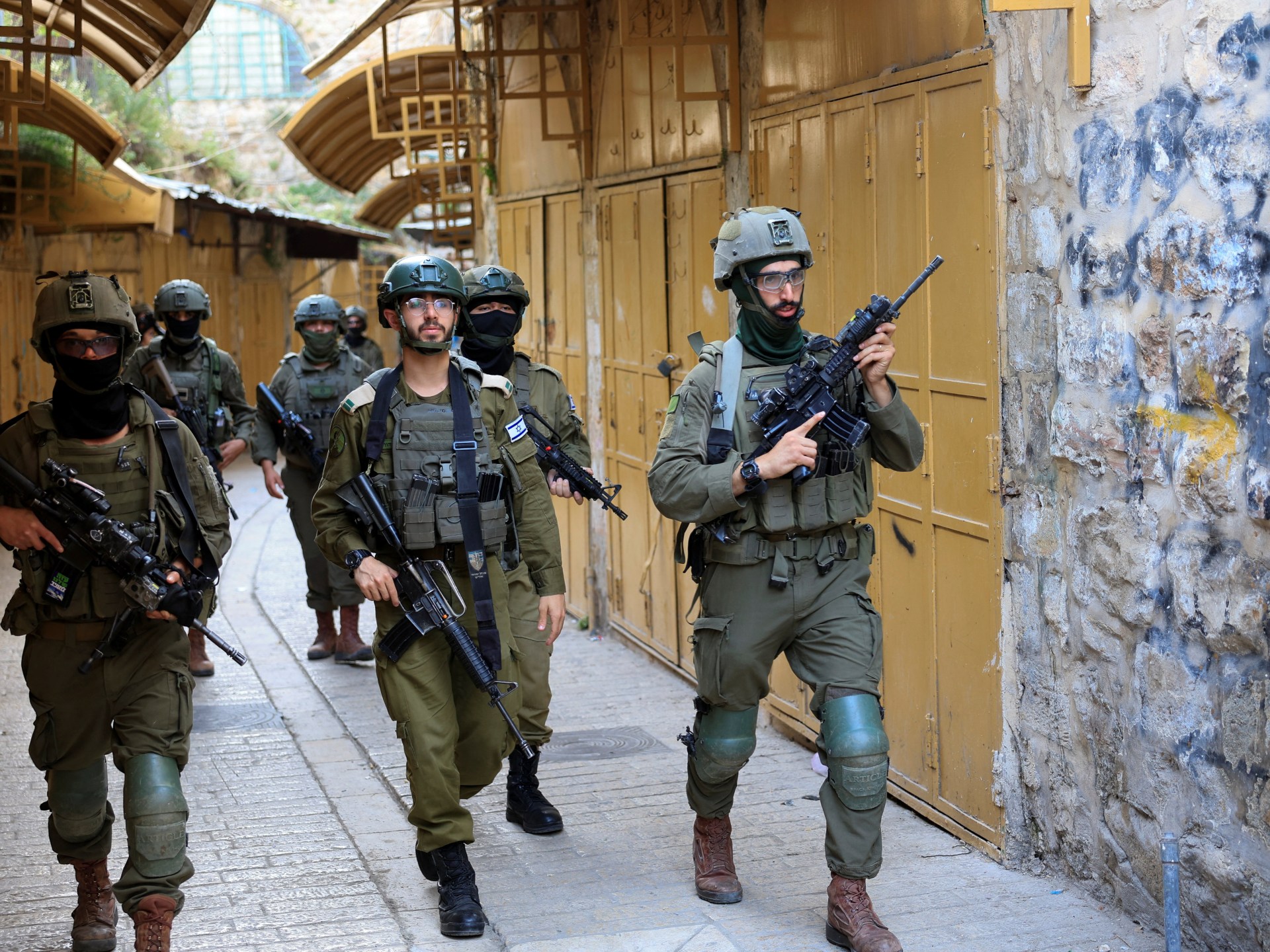 الاحتلال يقتحم مناطق عدة بالضفة ويعتقل عشرات الفلسطينيين