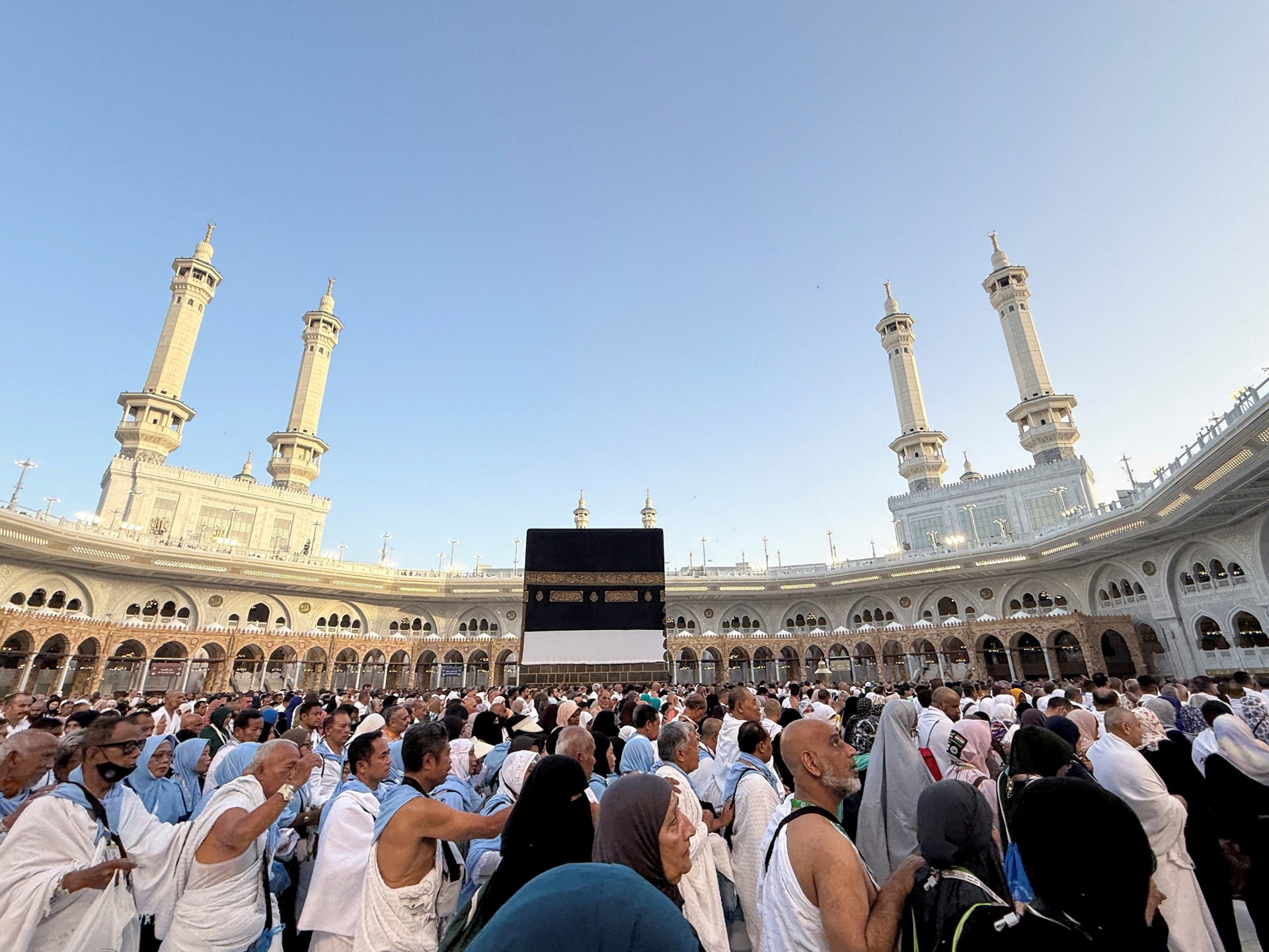 مشاهد روحانية وإنسانية.. ضيوف الرحمن يواصلون التوافد إلى مكة المكرمة
