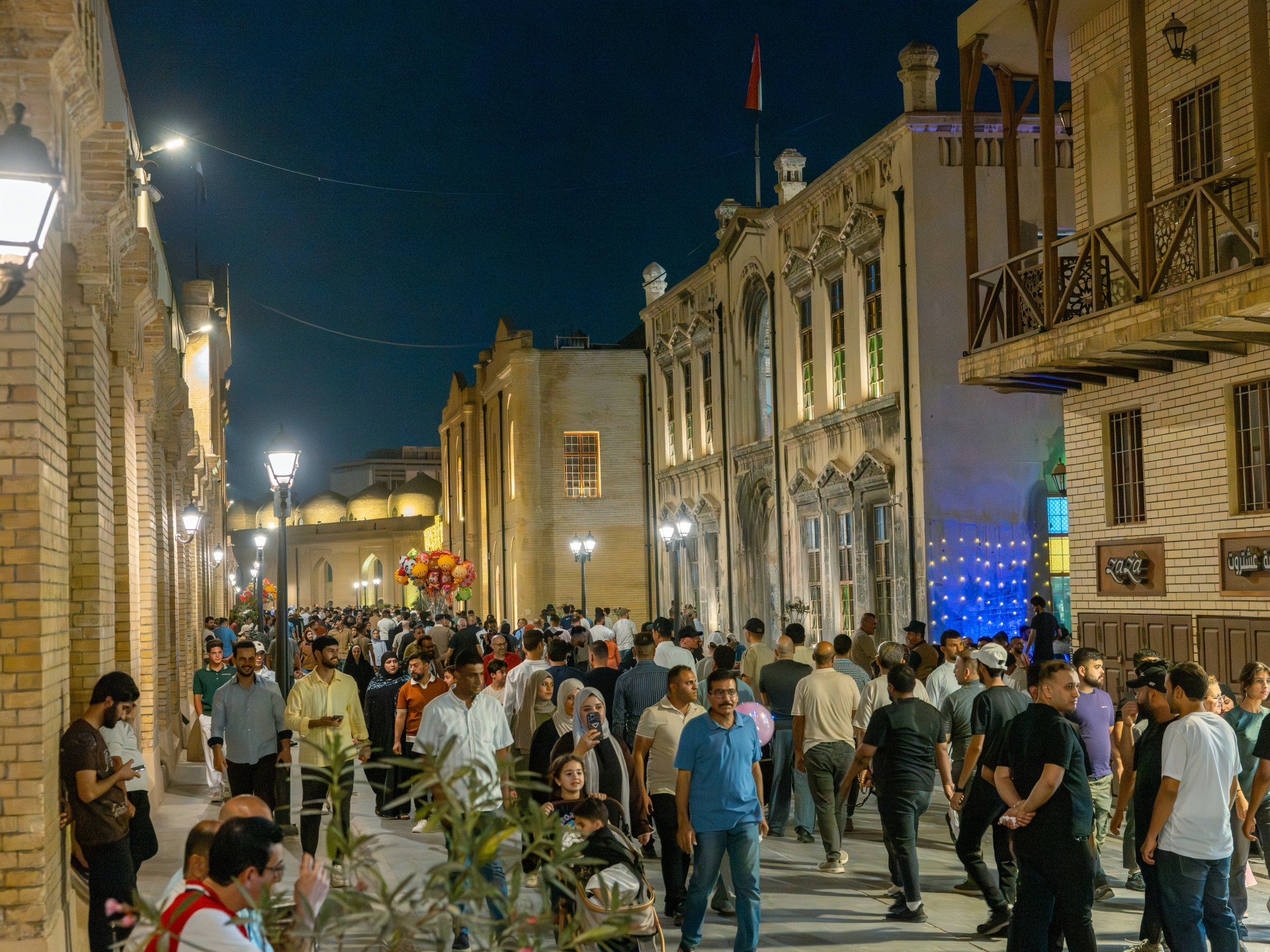 المتنبي الخفي.. كيف تصنع الثقافة سوقا موازية وسط بغداد؟