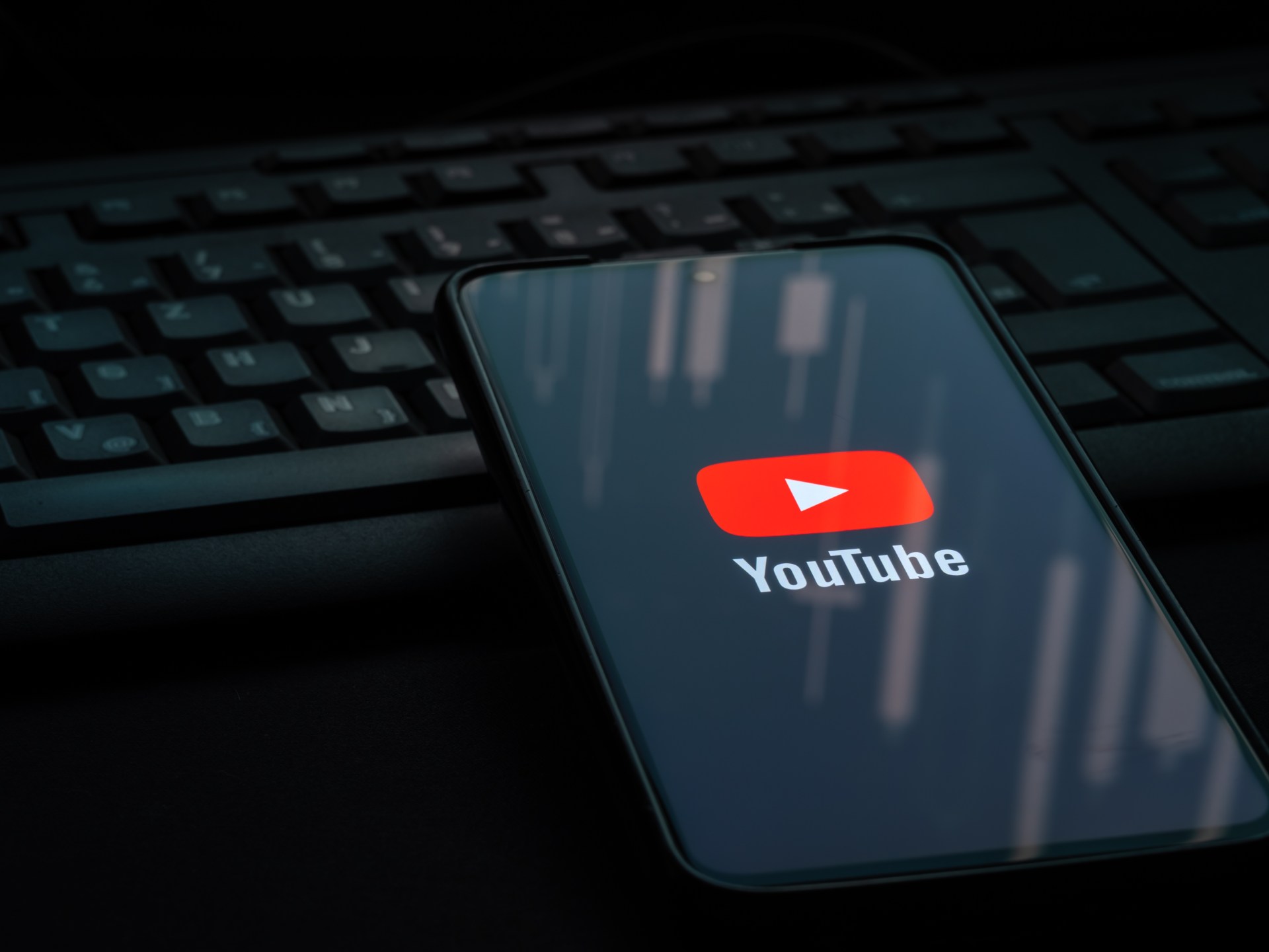 لتنبيه المستخدمين.. يوتيوب "تختم" المقاطع المولَّدة بالذكاء الاصطناعي