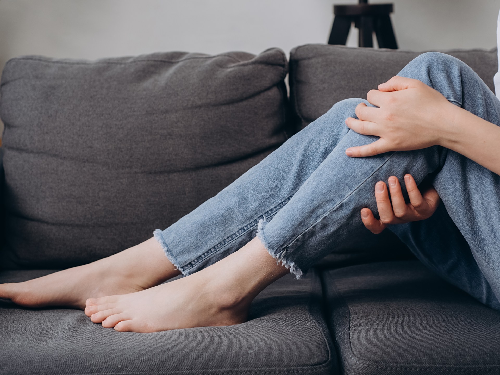 إنذار من عضلاتك.. لماذا تهاجمك تشنجات الساق ليلا وكيف توقفها في دقائق؟