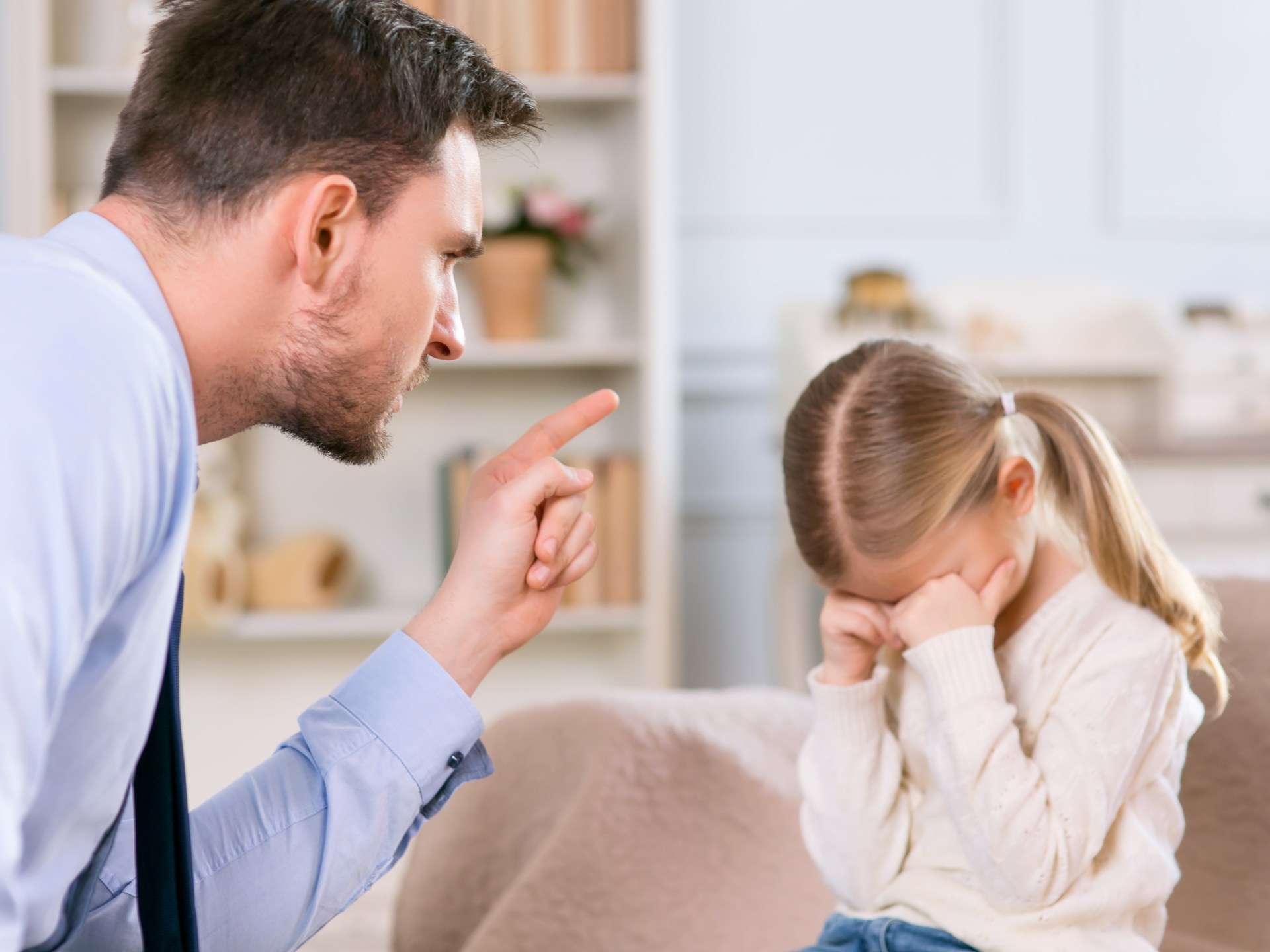 هل تربي ابنك ليرضيك؟.. 7 عادات سامة يمارسها الآباء دون وعي