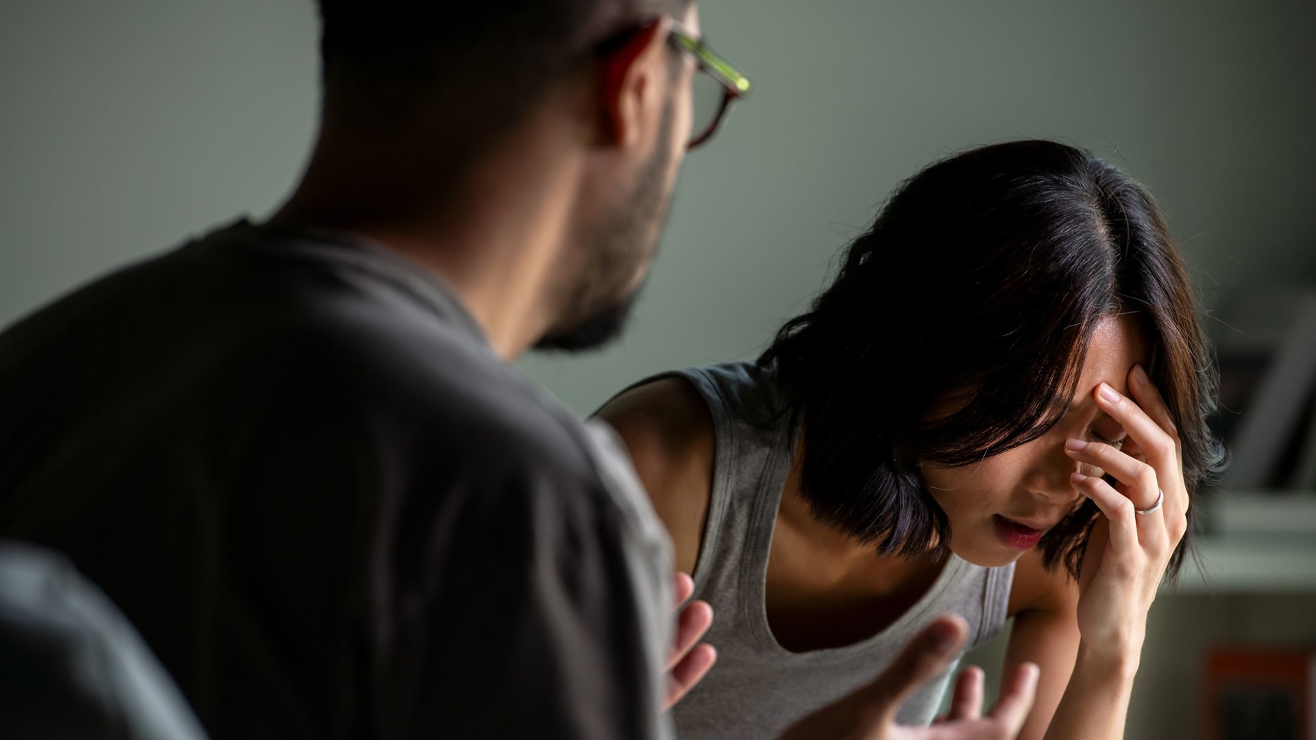 علاقة غير آمنة عاطفيًا.. هذه أبرز العلامات وطرق التعامل معها