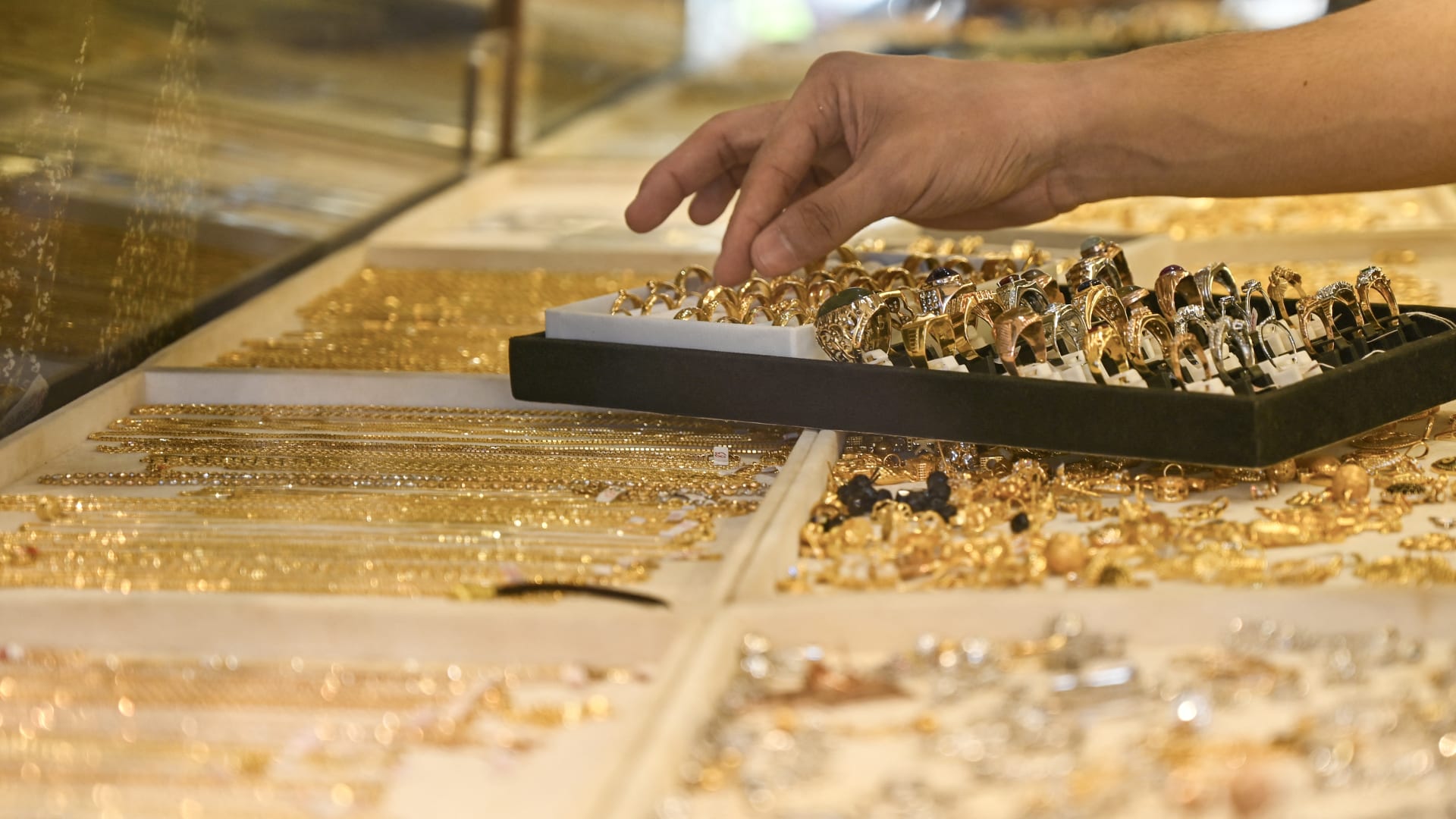 الحكومة المصرية تقر زيادة 10% في متوسط "مصنعية" على الذهب اعتبارًا من يوليو