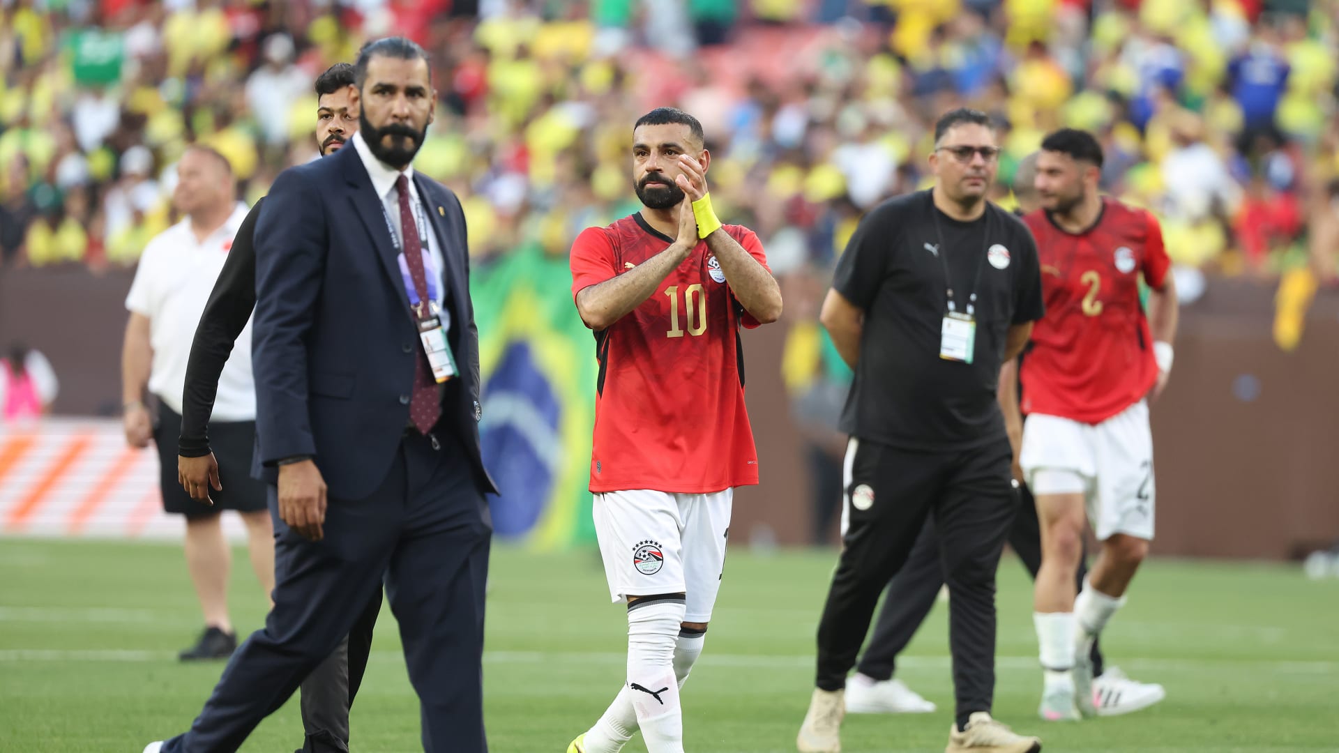 لقطات خطفت الأنظار.. عناق حار وحديث خاص بين محمد صلاح ولاعبي منتخب البرازيل