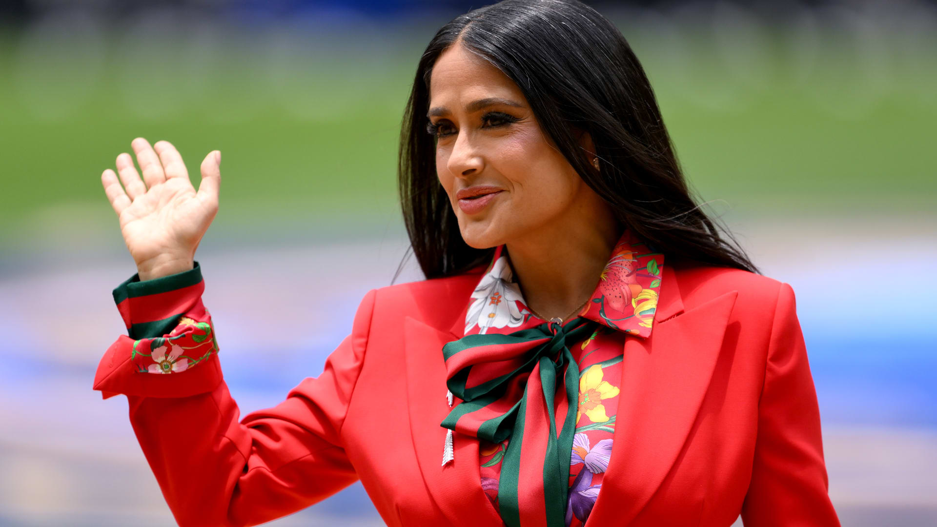 سلمى حايك تتألق بالأحمر الناري وترفع كأس الفيفا في افتتاح كأس العالم 2026