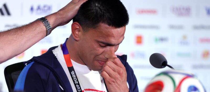"لحظة عاطفية".. لاعب منتخب باراغواي يبكي تأثراً بتمثيل بلاده في كأس العالم