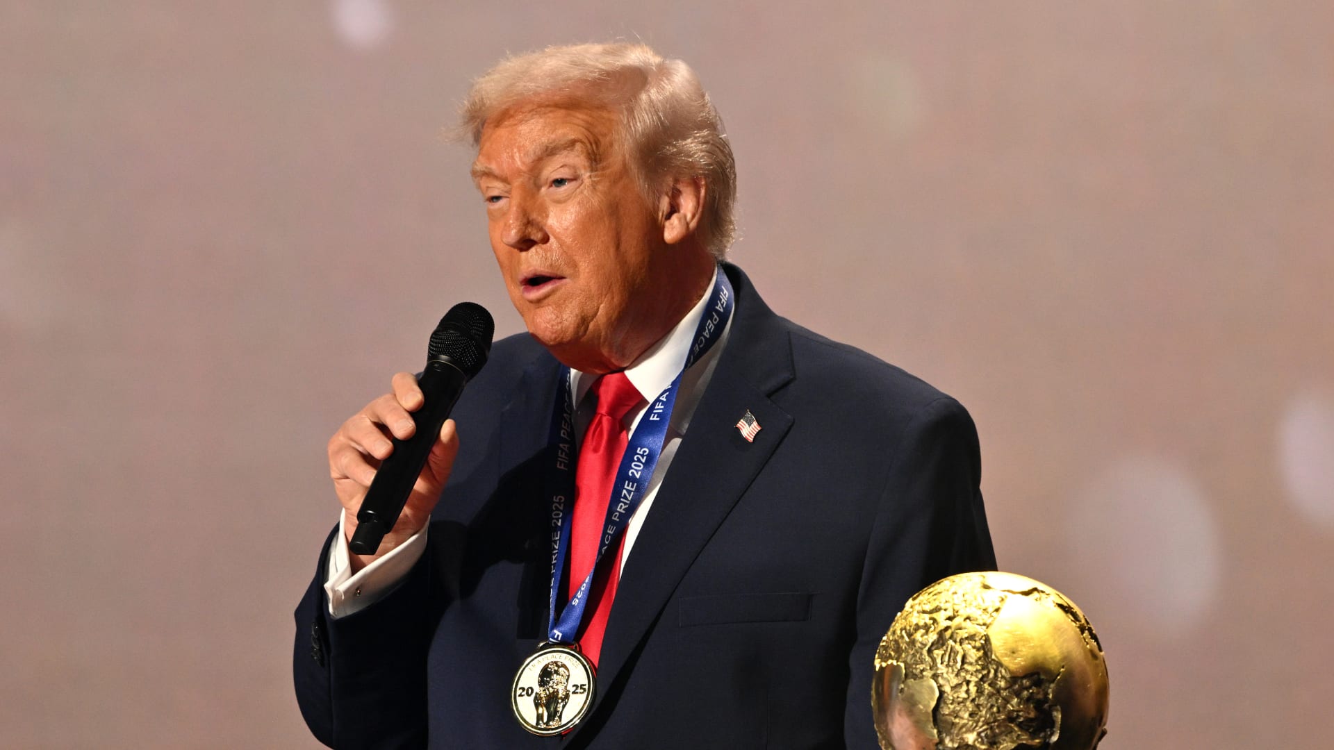 ترامب يجري اتصالاً مع مدرب منتخب أمريكا.. وهذا ما قاله عن حظوظ بلاده في كأس العالم