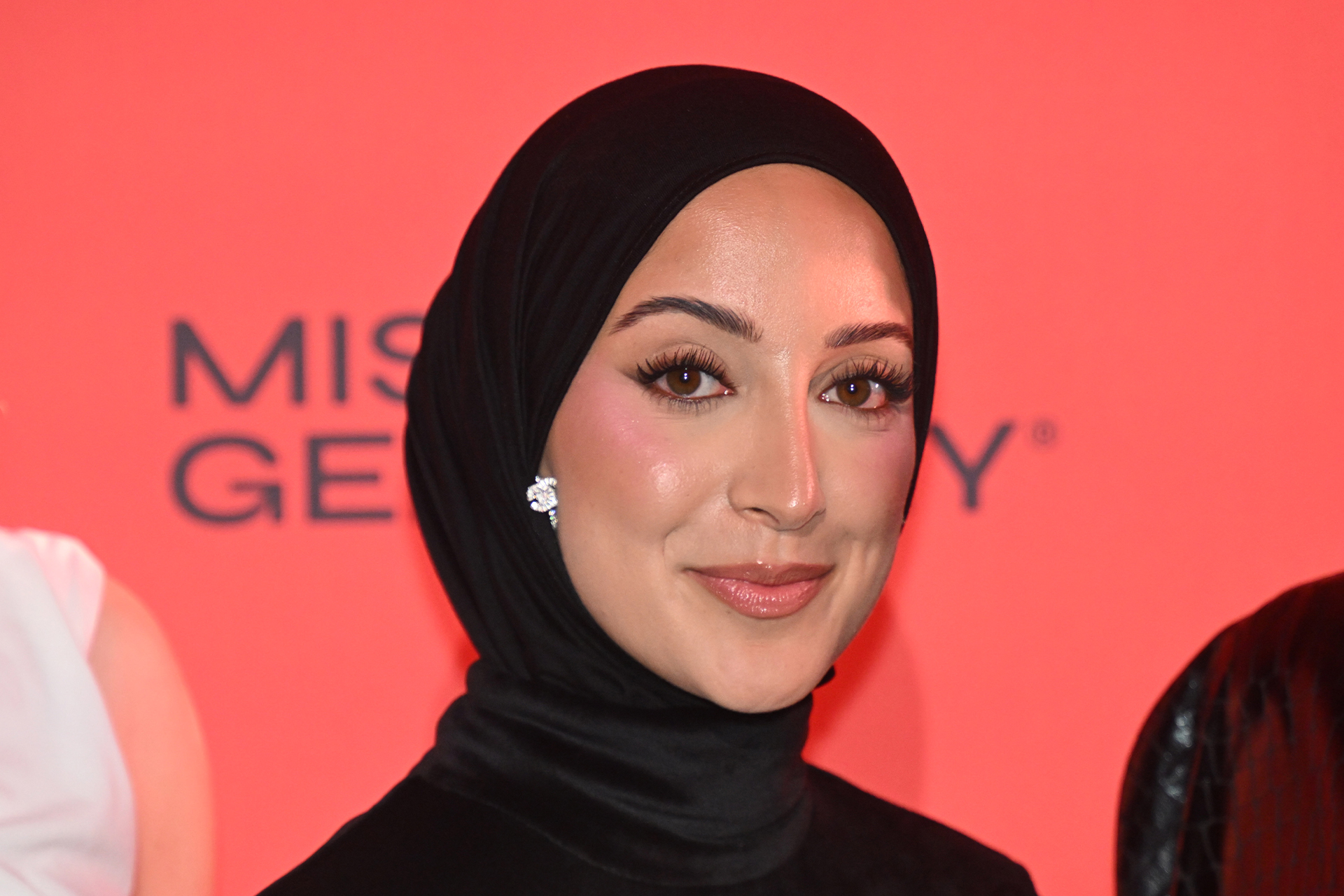 من منصة "ملكة الجمال".. ألمانية محجبة تتحدى اليمين المتطرف بالكوميديا