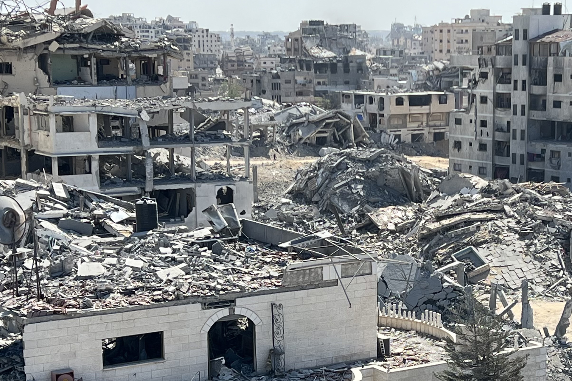 الاحتلال ينسف منازل في غزة ويأمر بالاستيلاء على 342 دونما بالضفة