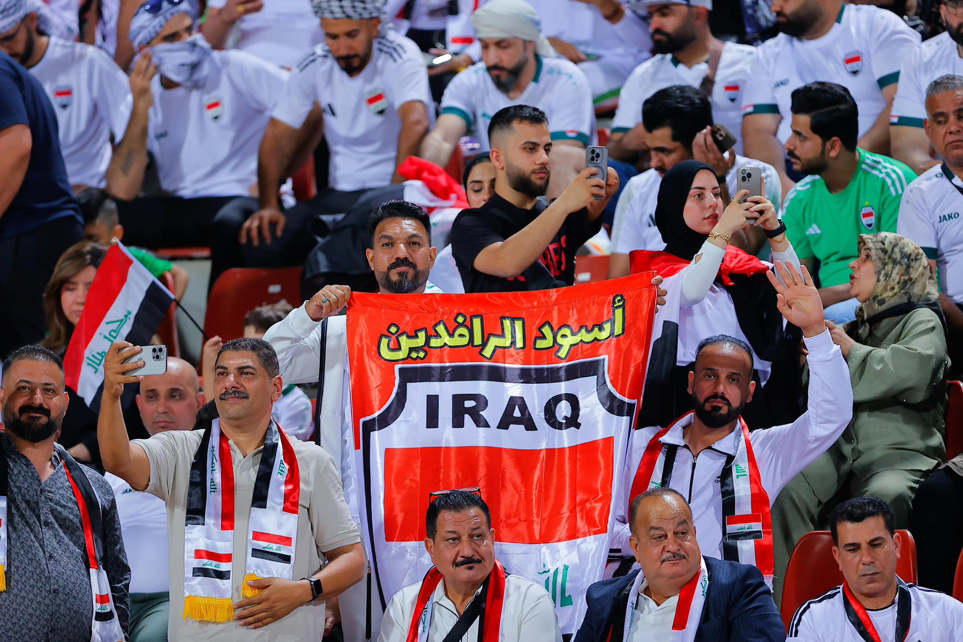 بالفيديو: الجماهير العراقية تشعل الأجواء في لاكورونيا قبل ودية إسبانيا