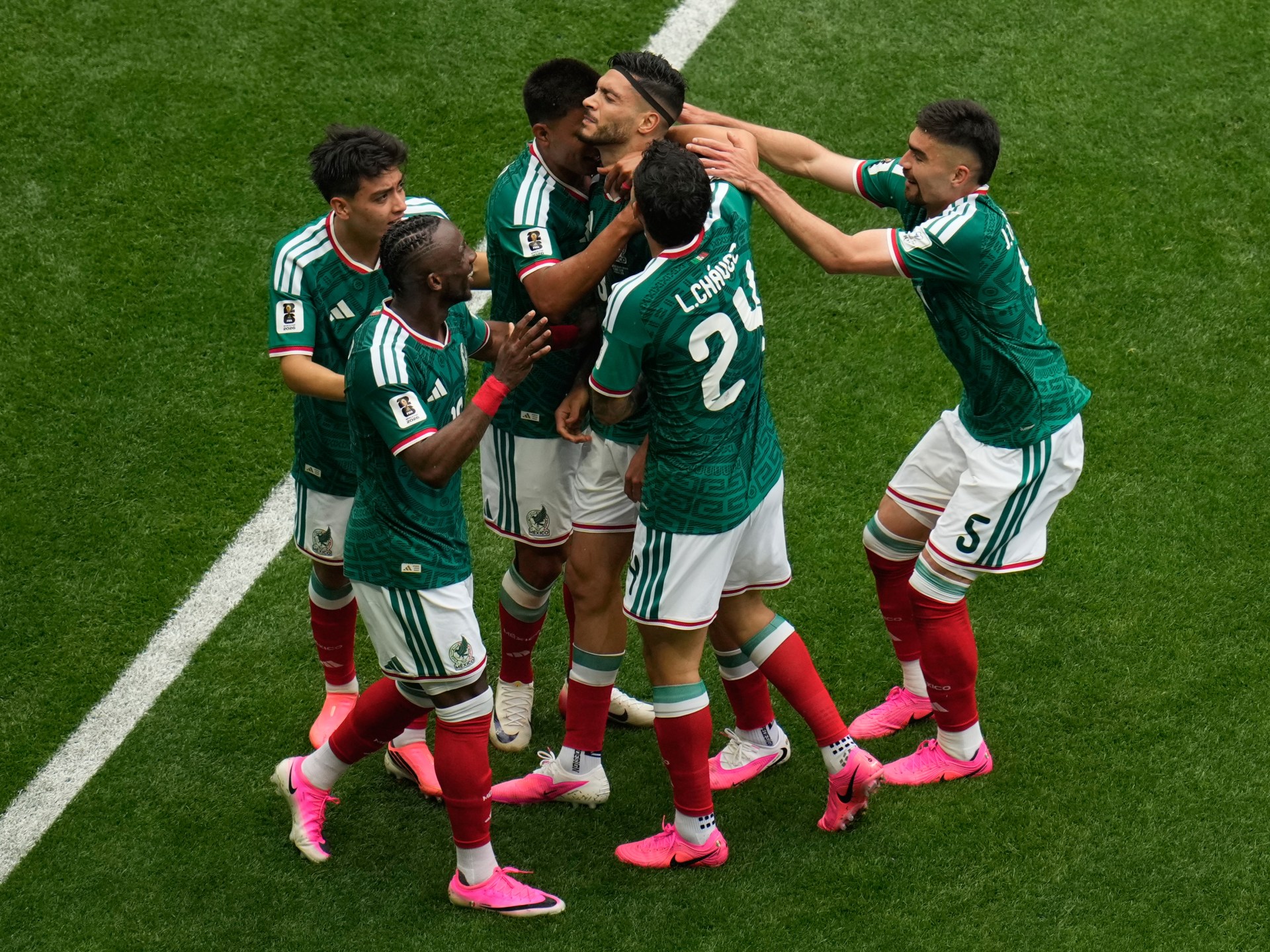 ليست مجرد موضة.. ما السر الخفي وراء الأحذية الوردية في كأس العالم؟