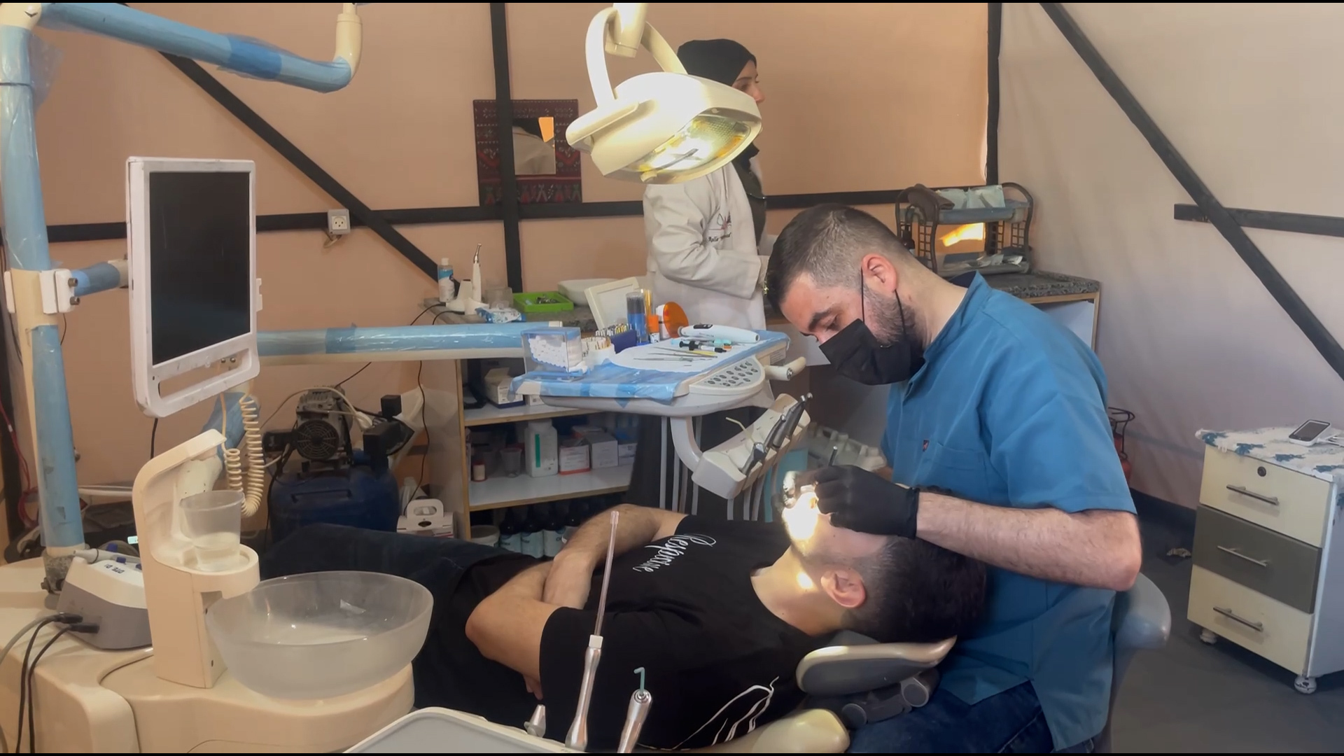 عيادات وصيدليات في أكشاك وخيام النزوح بغزة