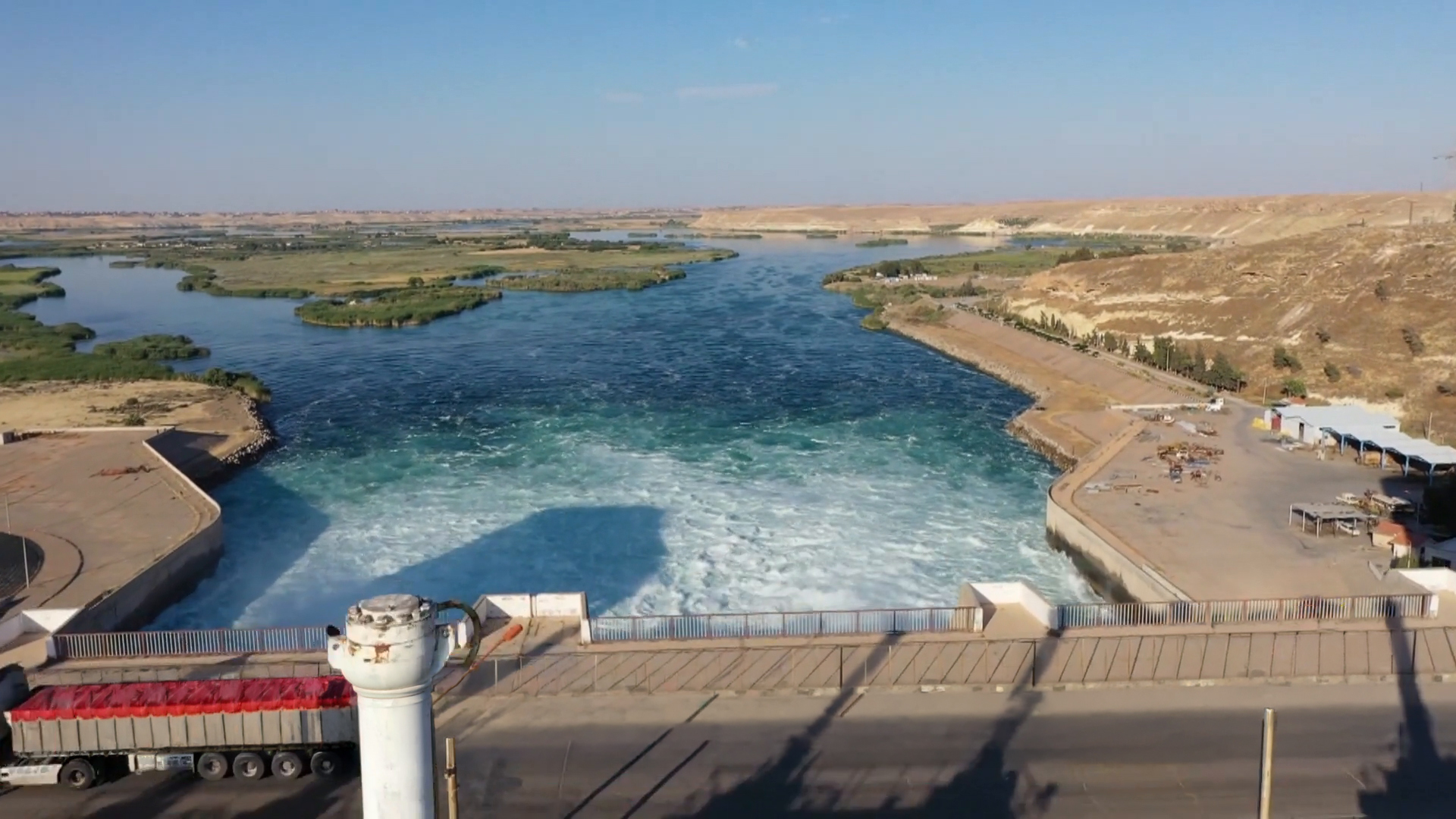 انحسار تدريجي لمياه نهر الفرات في دير الزور والرقة شرقي سوريا