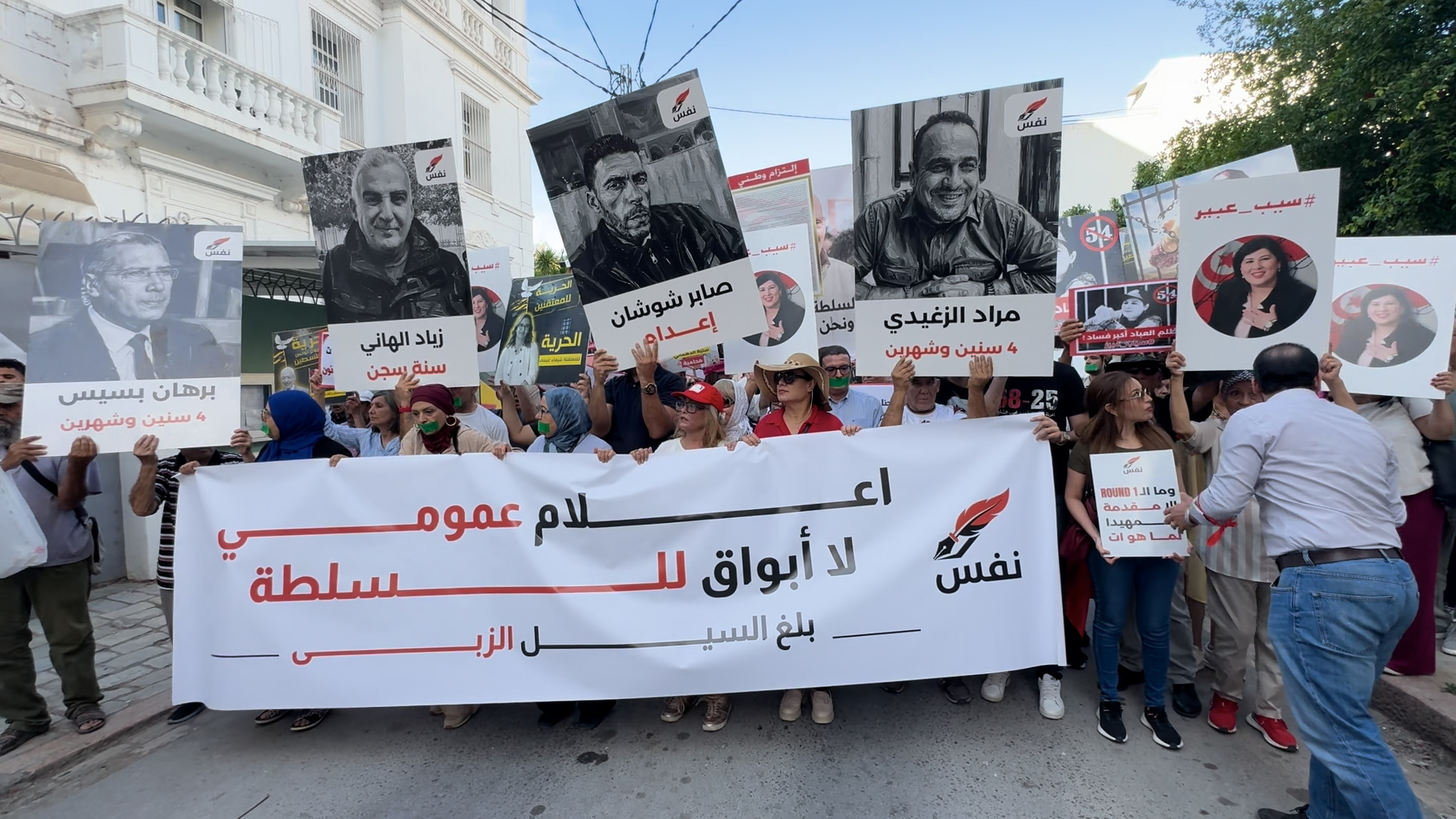 فيديو.. مسيرة صامتة في تونس احتجاجا على تقييد الحريات