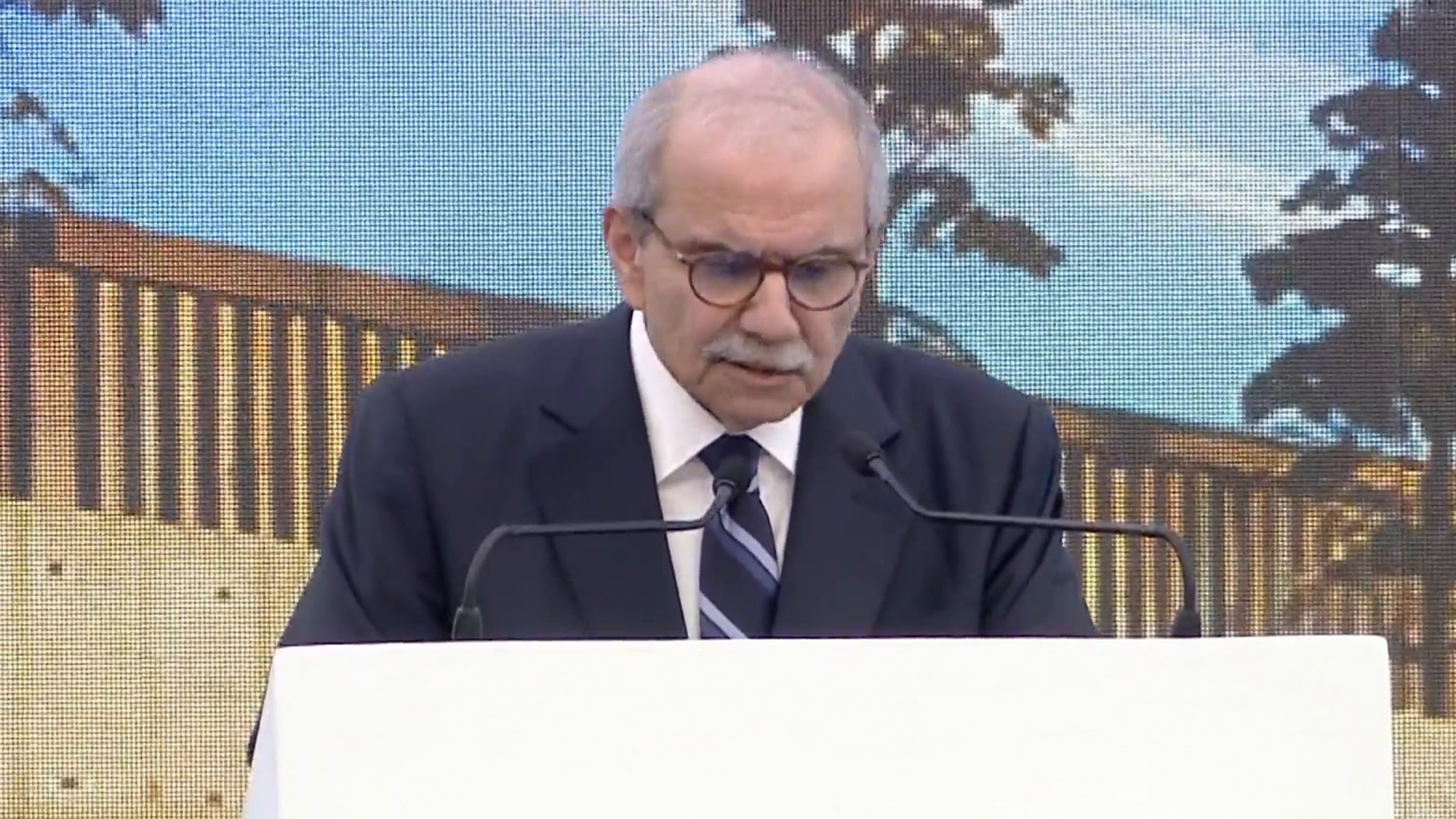 رئيس وزراء لبنان: قرار السلم والحرب بيد الدولة ولن نتخلى عن الجنوب