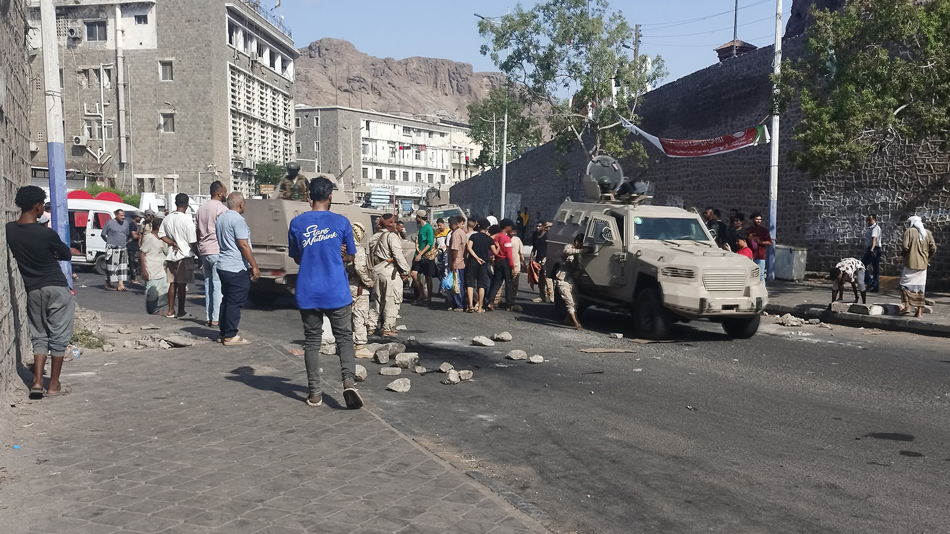 صيف بلا نوم.. عدن تطارد نسمة هواء وسط أزمة الكهرباء