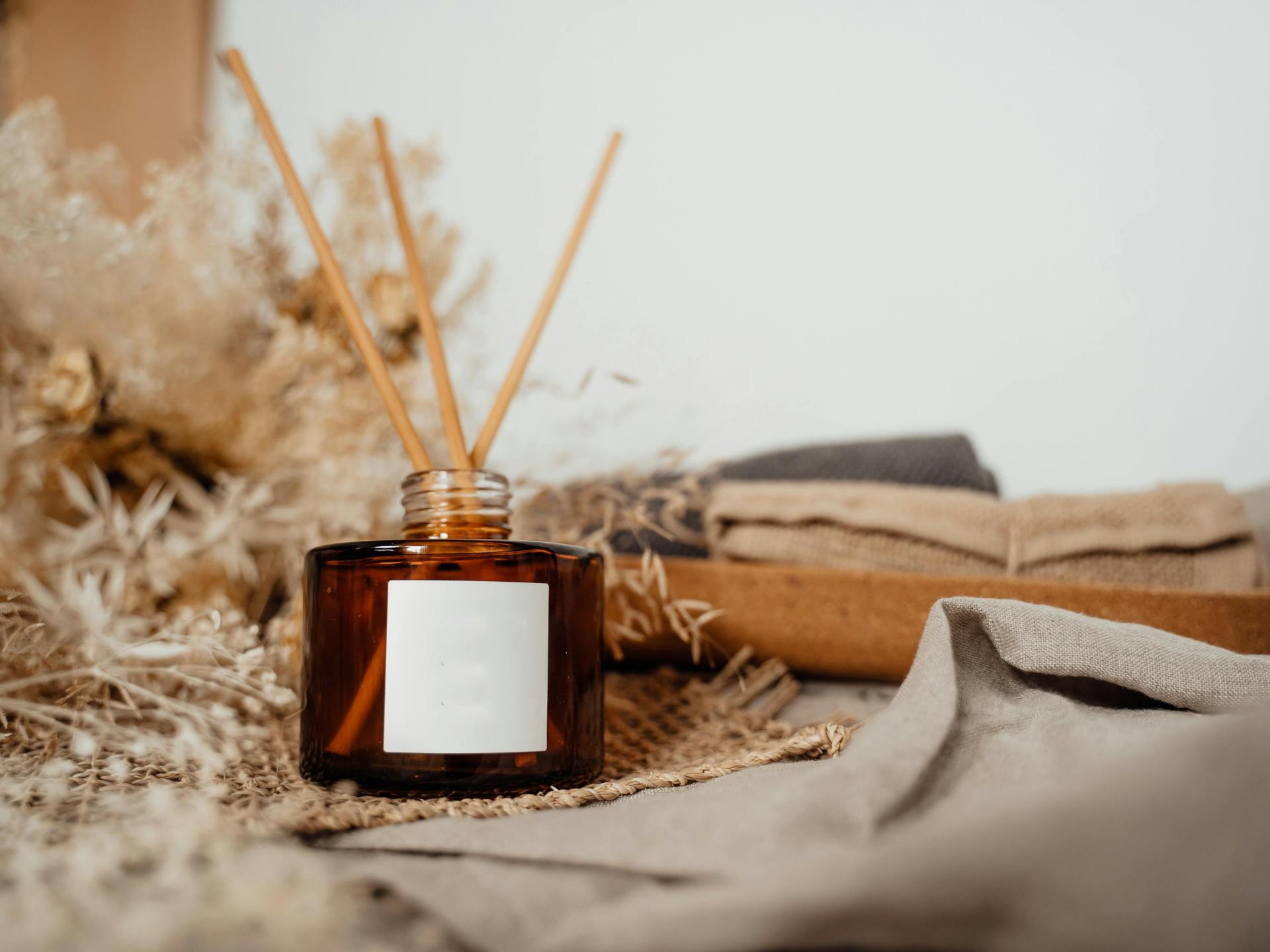 ما لا تخبرك به الشموع ومعطرات الجو.. كيف تستمتع بروائح منزلك دون أن تؤذي رئتيك؟