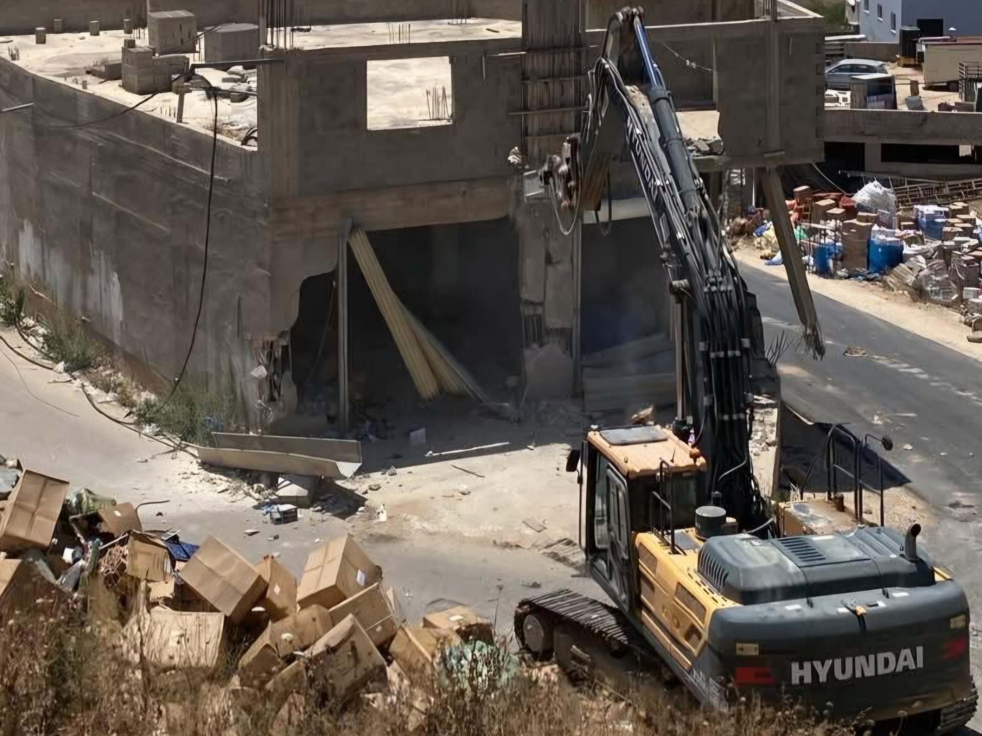 الاحتلال يهدم منازل ويشرّد عشرات الفلسطينيين بالضفة