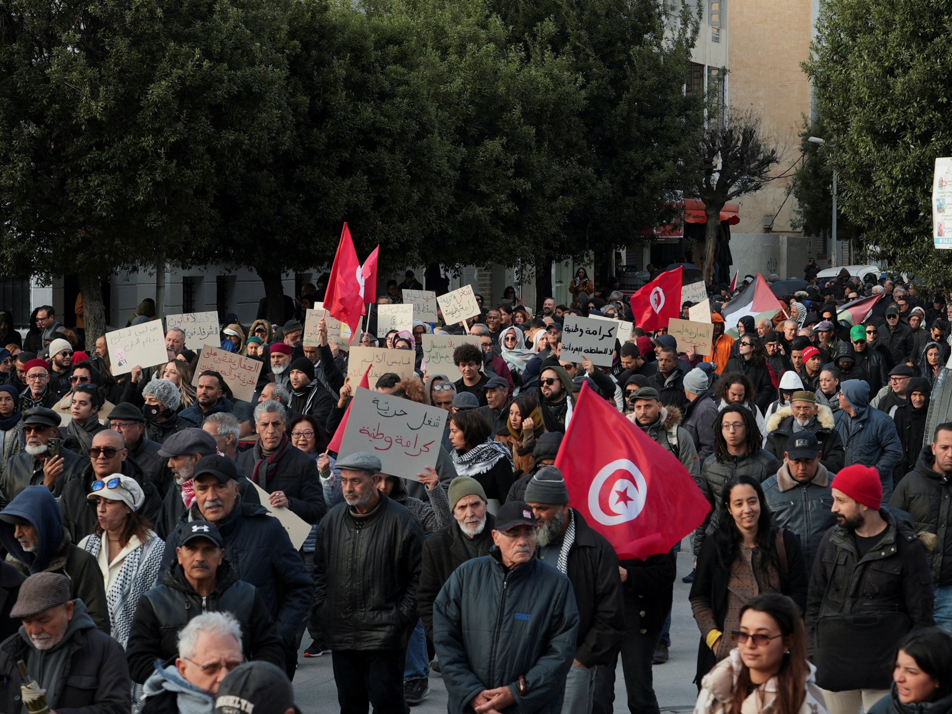بيان للجيش وحراك في الشارع التونسي.. ماذا يعني ذلك؟