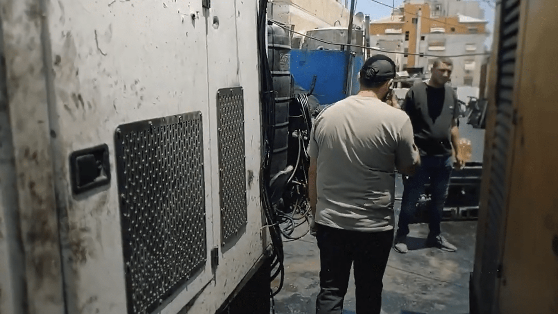 حتى "بدائل العتمة" تلفظ أنفاسها.. غزة تواجه الظلام الدامس مع توقف المولدات