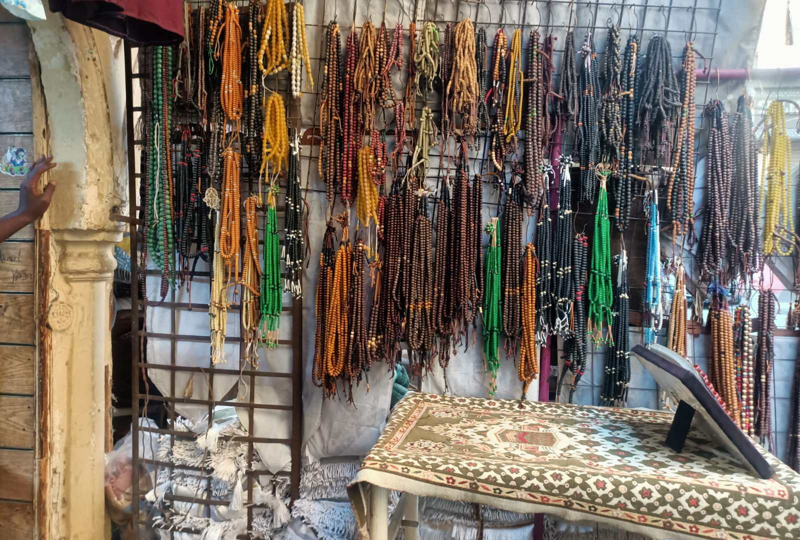 كانت تحمل "رائحة مكة والمدينة".. ماذا حدث لهدايا الحجاج المصريين؟