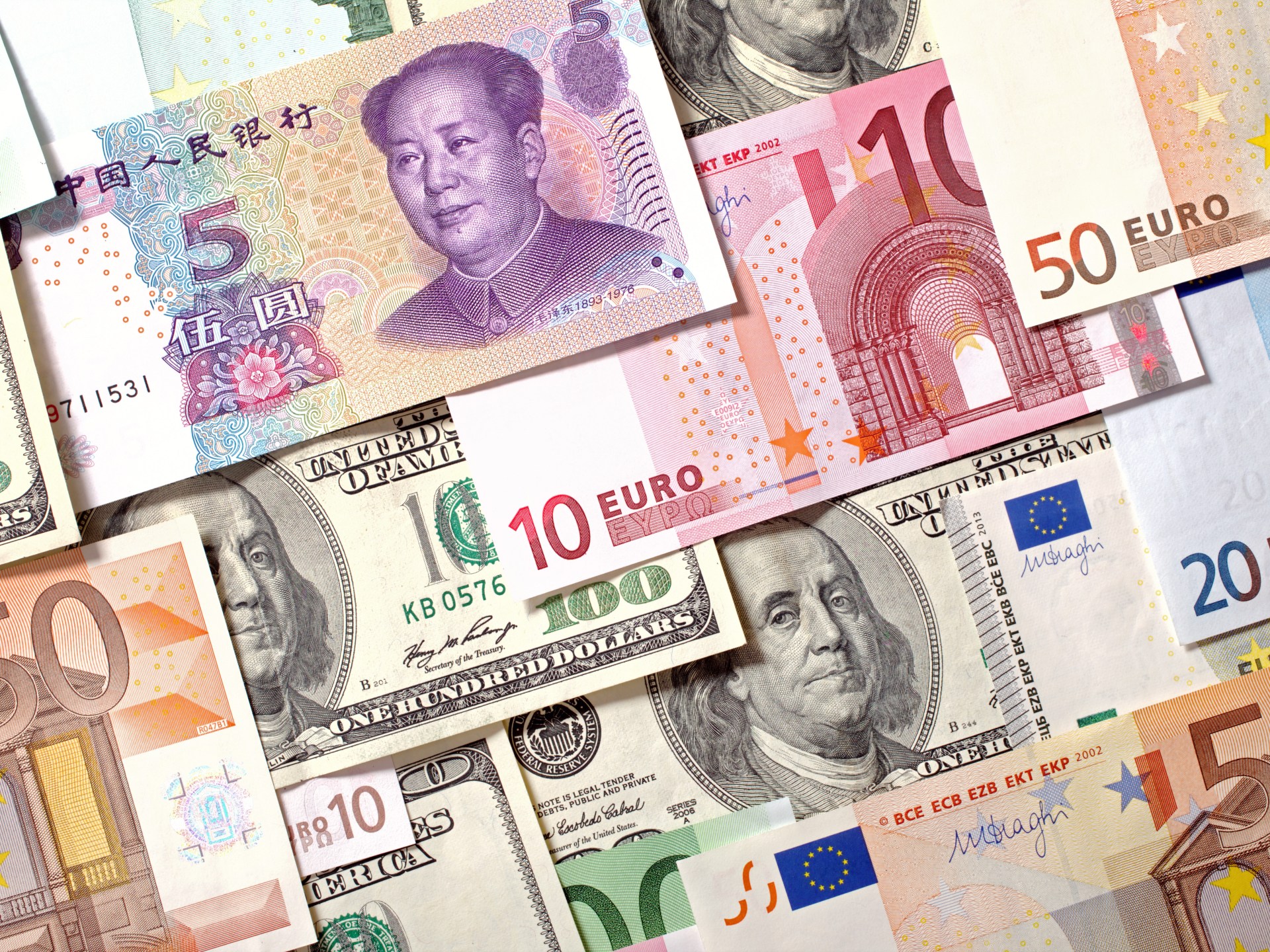 كيف يُسعَّر الدولار واليورو والين في الأسواق العالمية؟